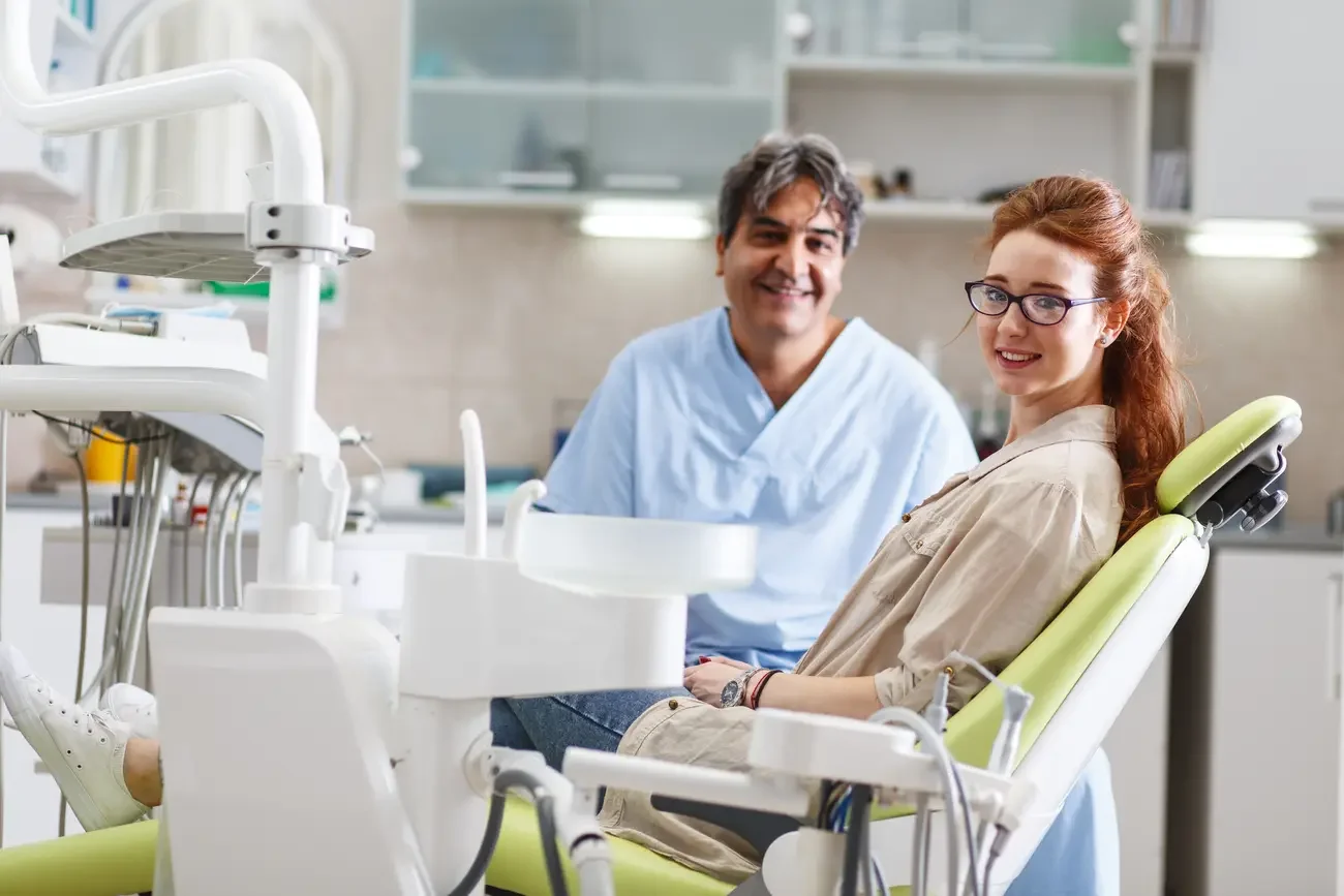 Leczenie wad zgryzu u dorosłych – czy warto nosić aparat po trzydziestce?